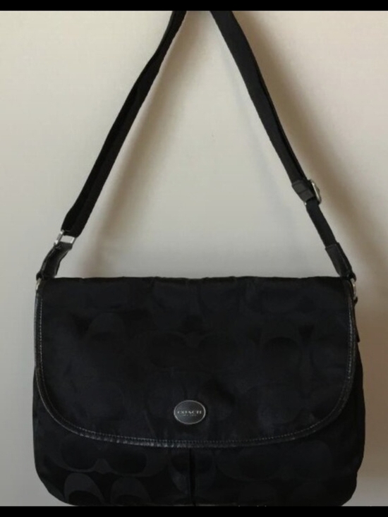 Coach Handbags - Coach Signature Crossbody Messenger Bag